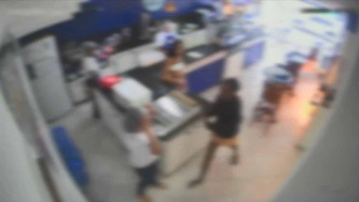 VÍDEO: jovens tentam matar rival adolescente dentro de padaria após briga por WhatsApp no ES