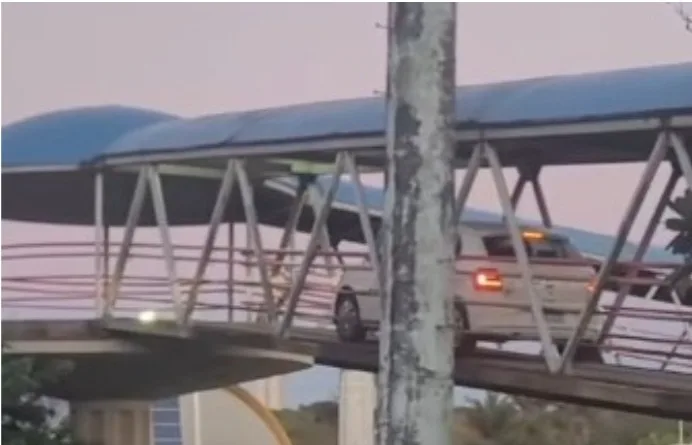 Vídeo: carro invade passarela de pedestres na Avenida Paralela