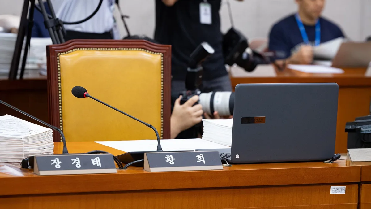 폐버스에 마오쩌둥… 측근 잇단 실언에 대통령 지지율 폭삭