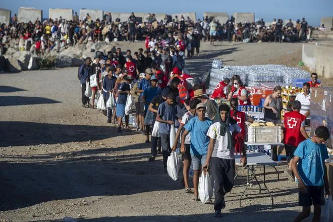 El Gobierno reconoce que su respuesta en Ceuta necesita evolucionar ante la presión inédita migratoria