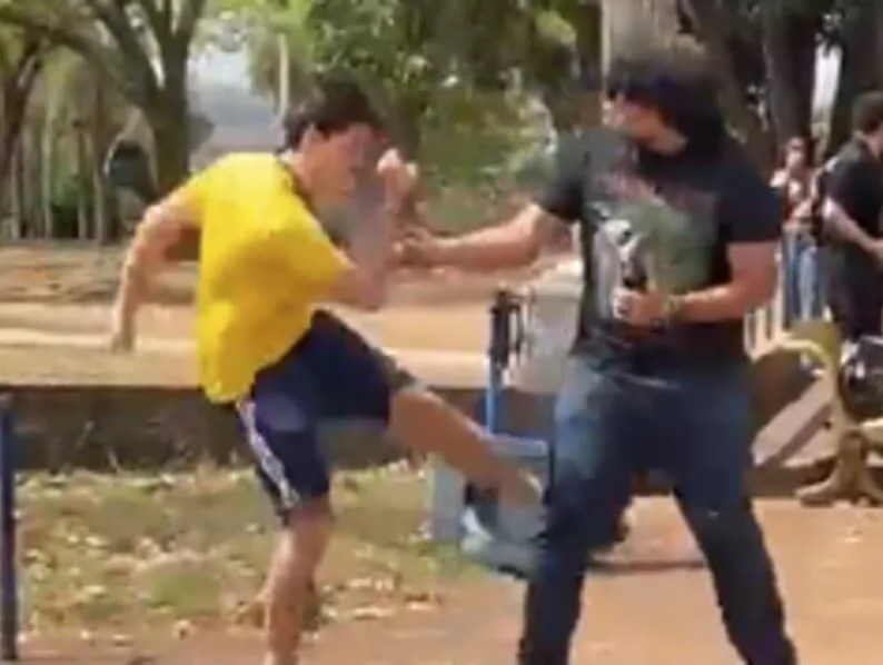 Candidato a deputado federal Wilker Leão chuta aluno após "dedada"