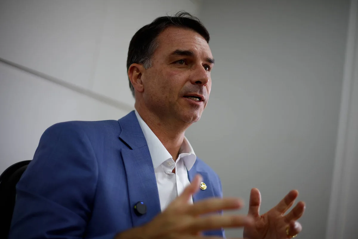 Em live, Flávio Bolsonaro defende carteira de motorista para jovem a partir de 16 anos
