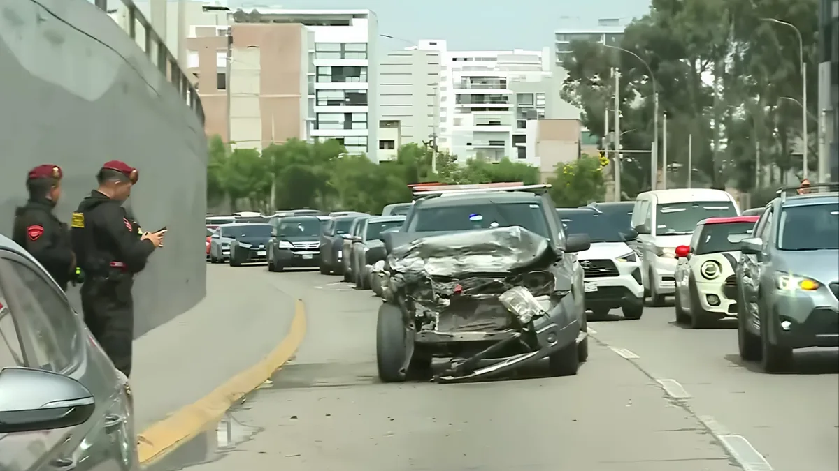 Conductor resultó herido tras fuerte choque contra camión en la Vía Expresa de Miraflores: auto terminó destrozado