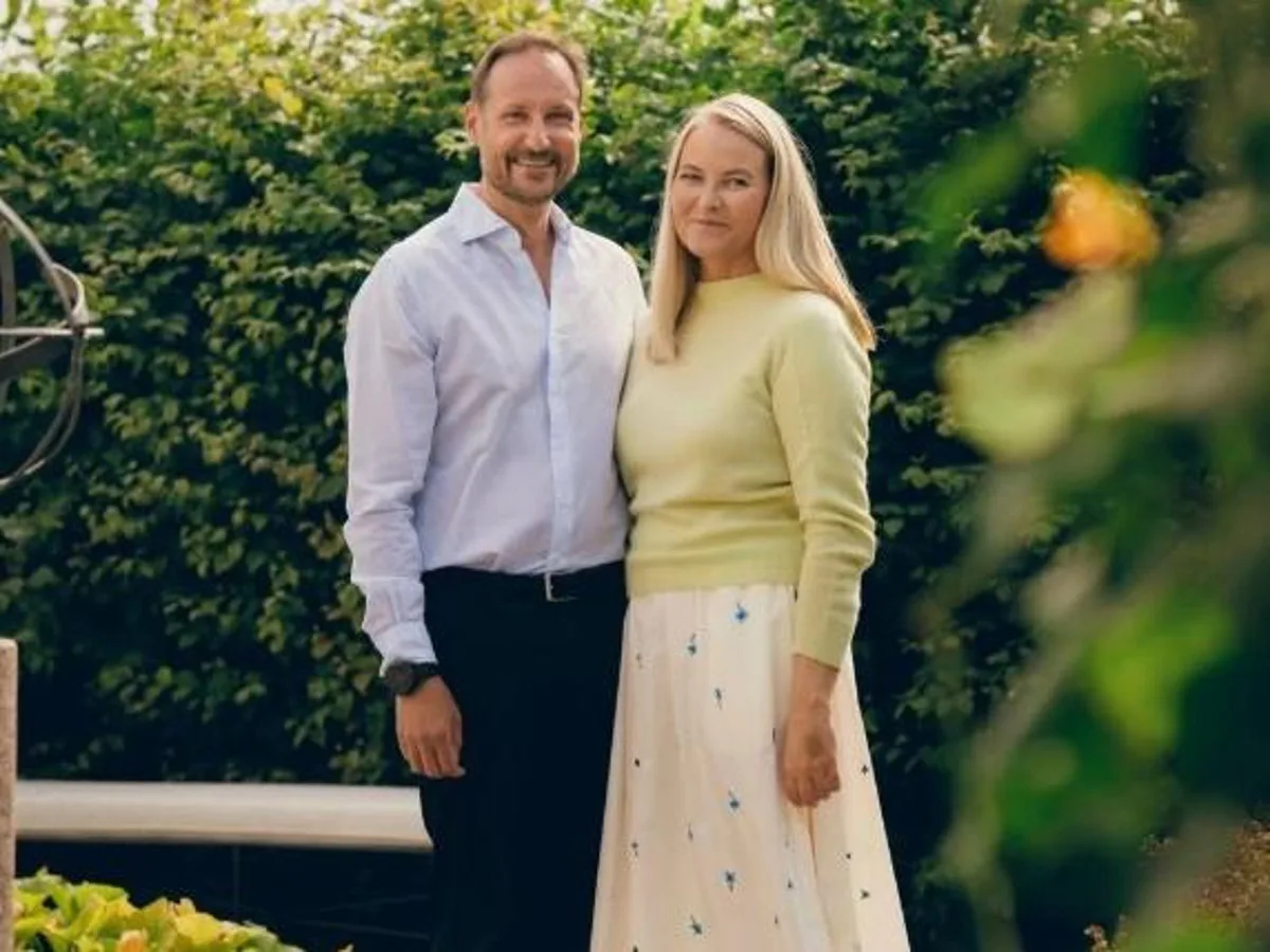 Haakon y Mette-Marit de Noruega celebran 25 años de casados mientras crece la preocupación por la salud del Rey Harald