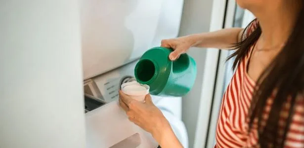 Máquina de lavar também precisa de limpeza: quando e como fazer
