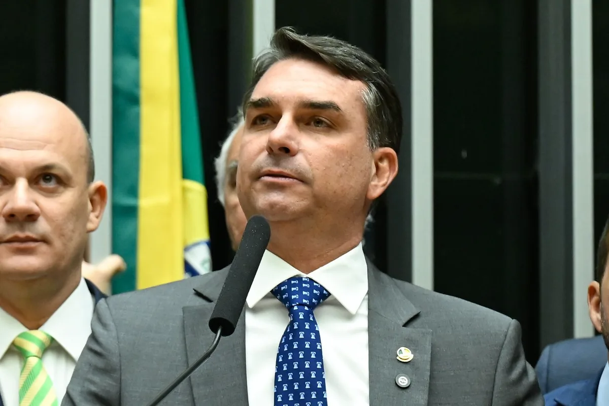 Flávio afirma que Moraes não tem “condição de continuar no STF”
