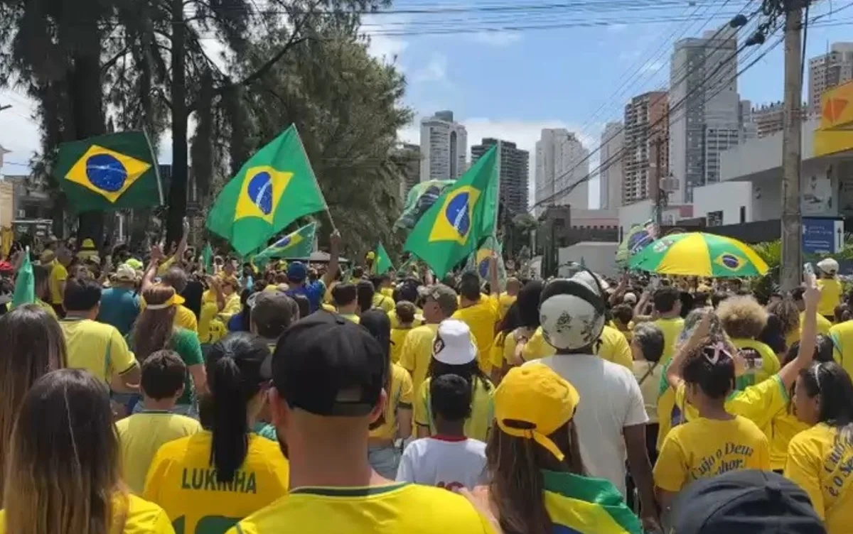 Ato a favor de Flávio Bolsonaro reúne apoiadores em Goiânia