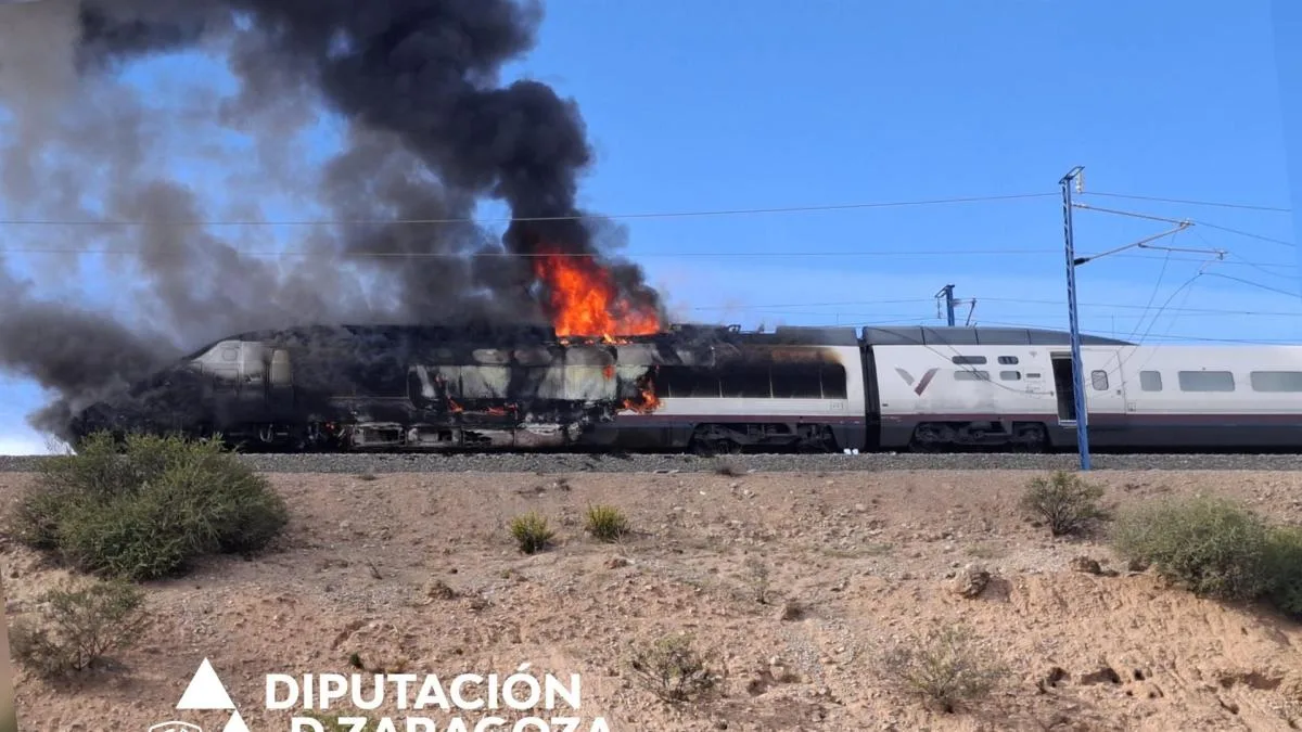Interrumpida la circulación del AVE entre Barcelona y Madrid por el incendio de un convoy