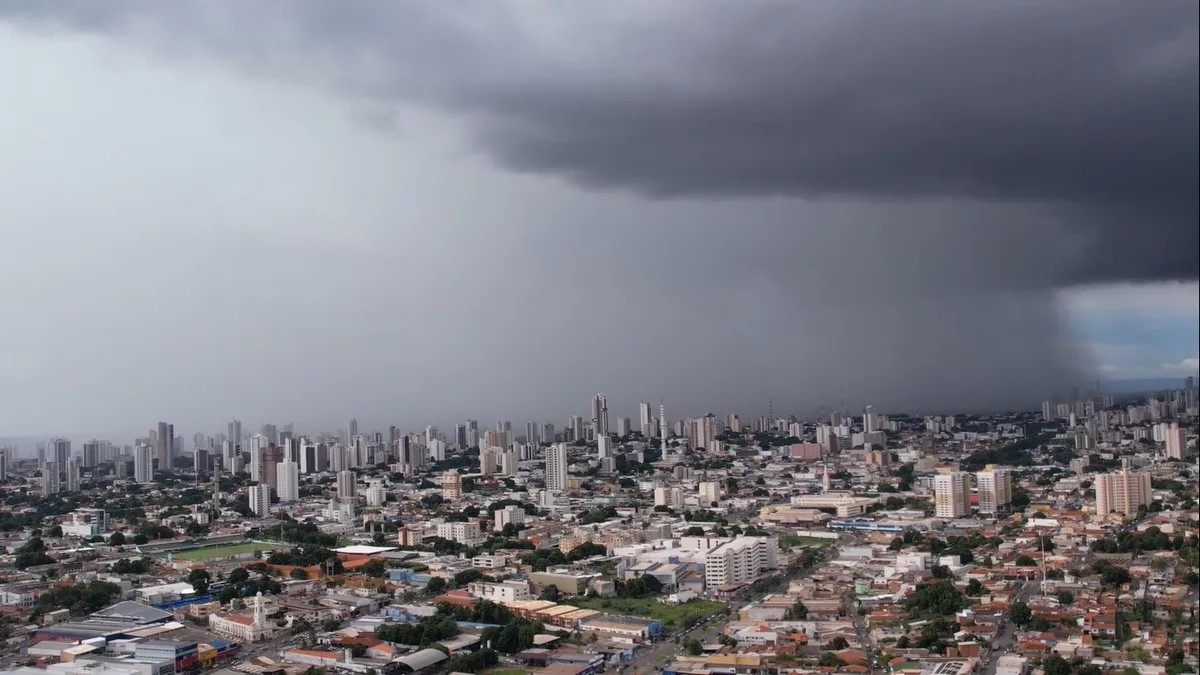 Chuva forte coloca Cuiabá e mais 59 cidades de MT em alerta
