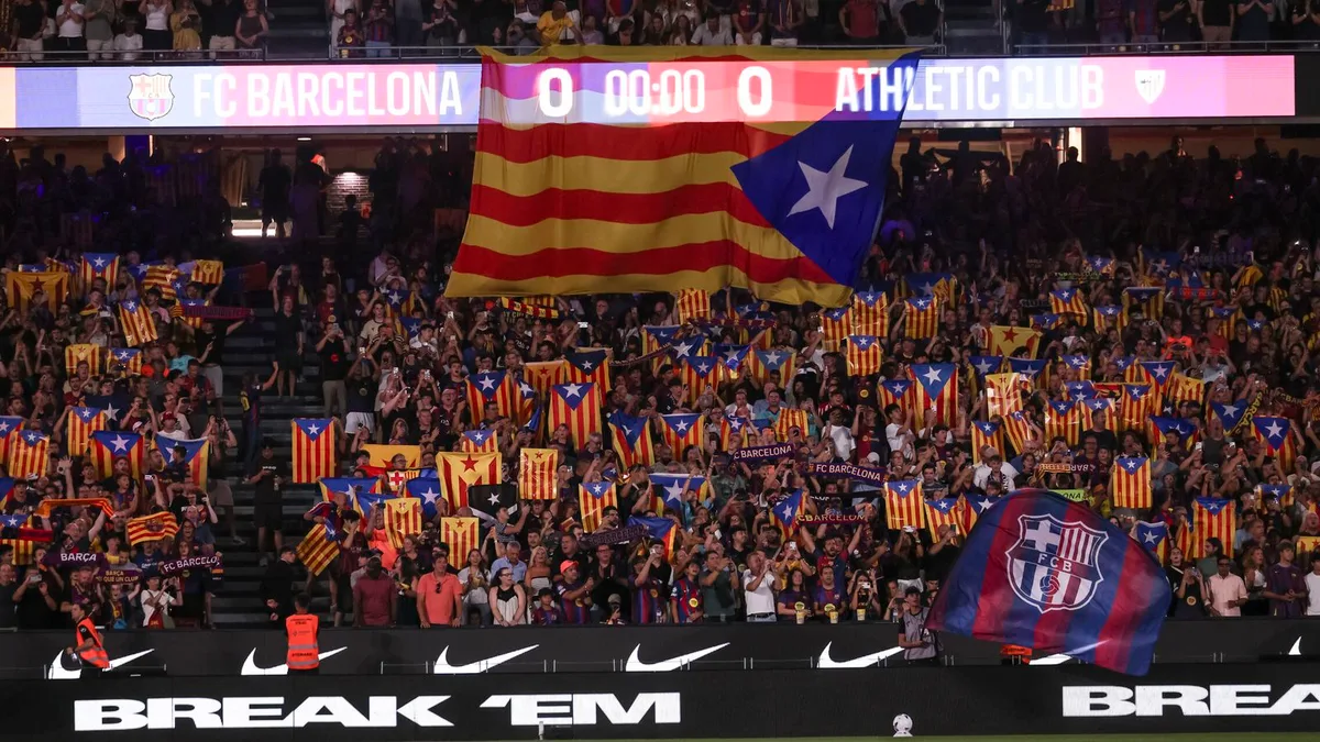 El FC Barcelona exalta la estelada ante la mirada de sus ocho españoles campeones del mundo
