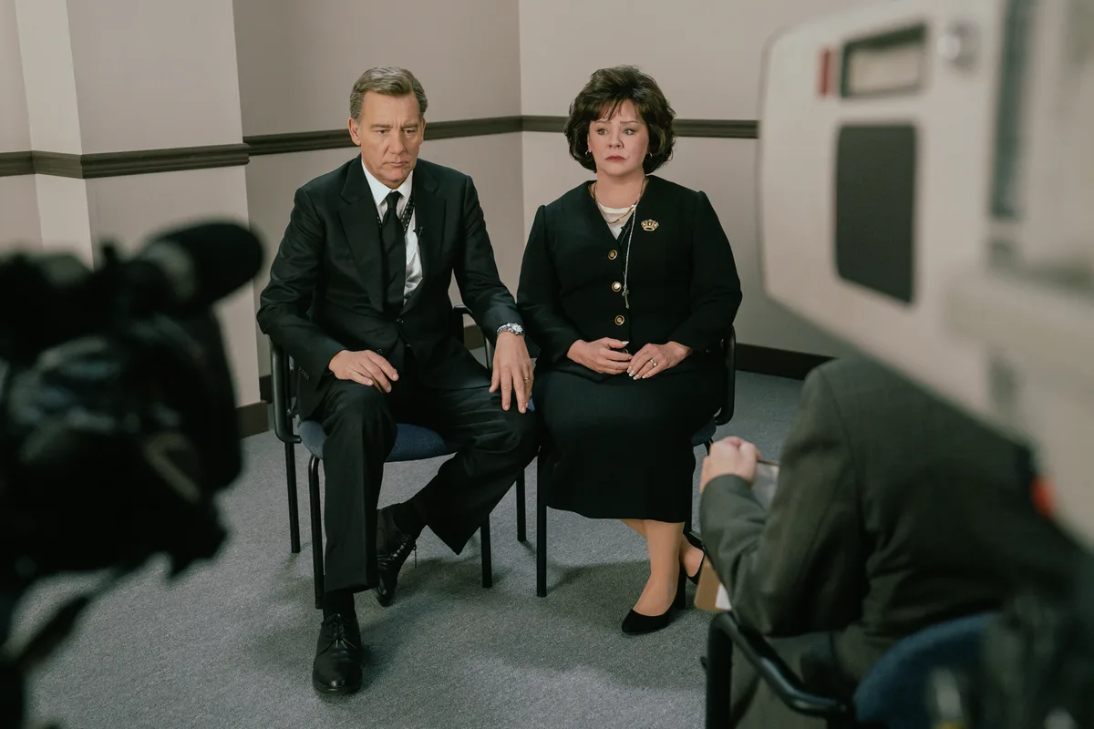 ‘The Murder Of JonBenét Ramsey’ Gets December Release Date On Netflix & First-Look Photo Of Melissa McCarthy & Clive Owen As Girl’s Parents