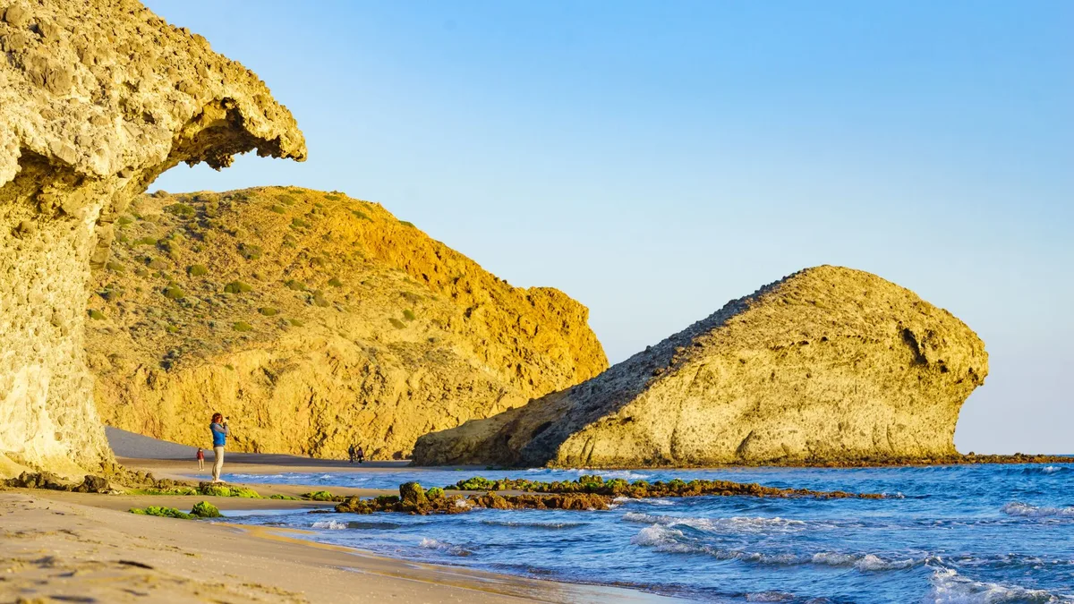 La playa de Almería que parece sacada de una película: volcánica, en el Cabo de Gata y rodeada de un paisaje salvaje