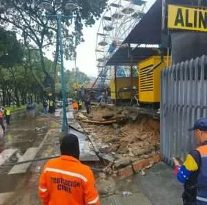 Alcaldía de Caracas atiende colapso de muro en Los Ilustres tras intensas lluvias de este sábado