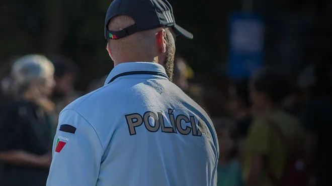 Testemunha acusa polícias de recusarem ajuda a vítima de homicídio no Cais do Sodré. PSP abre inquérito