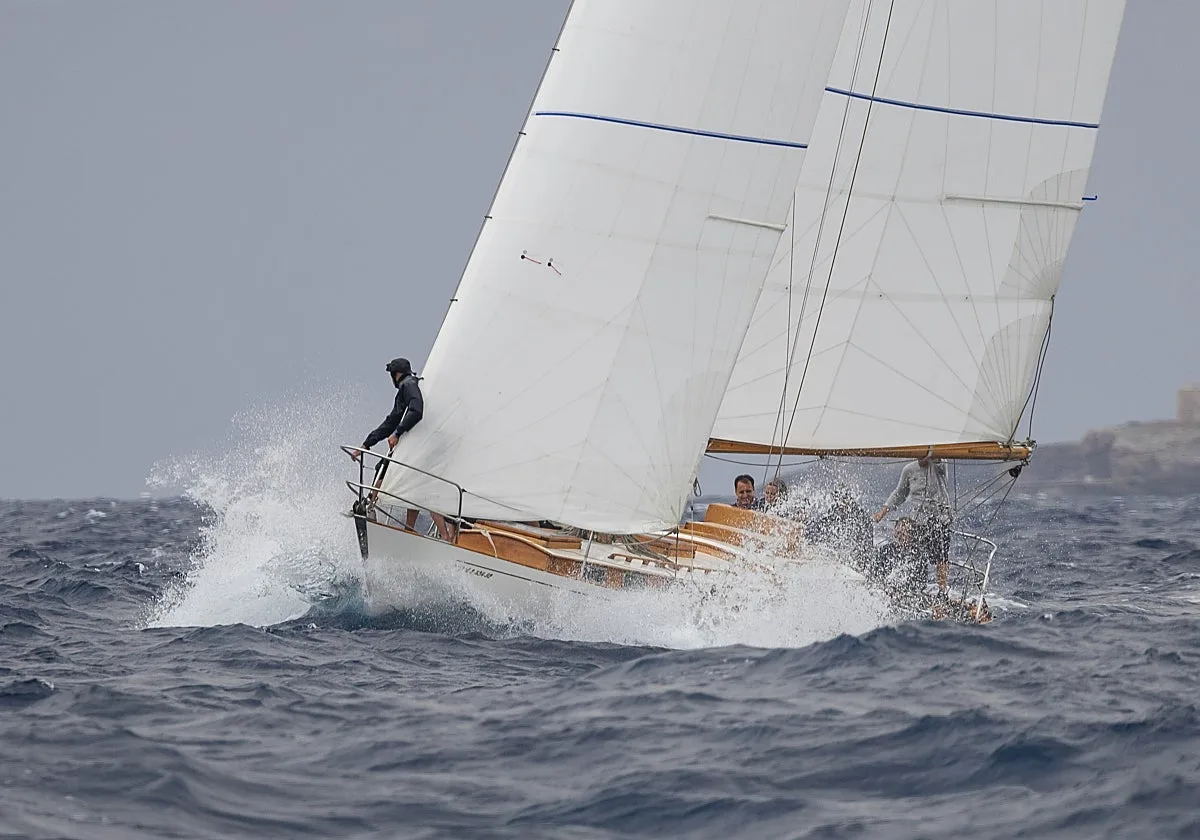 Los favoritos marcan el camino en el estreno de la Copa del Rey Repsol de Barcos de Época