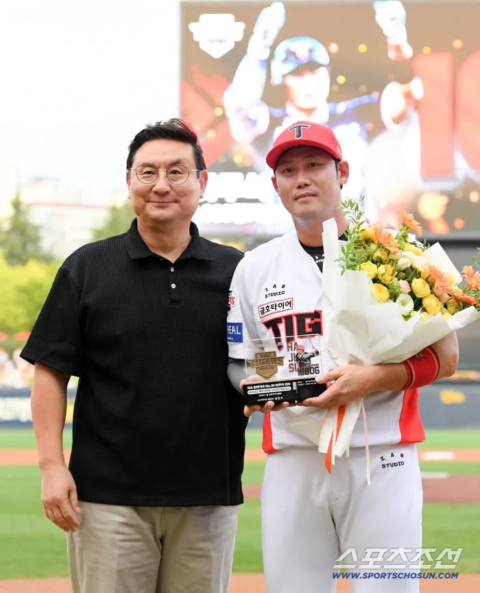 [포토] 심재학 단장-하주석, 1,000경기 달성 축하
