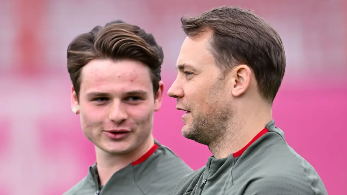 Er wird immer mehr wie der Bayern-Kapitän - Jetzt antwortet Urbig sogar schon wie Neuer!