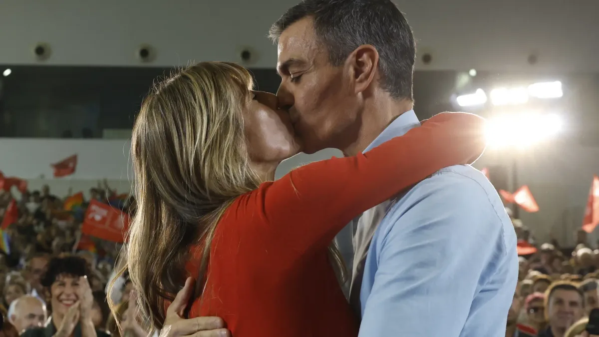 Sánchez abre su mitin besando y dando las gracias a Begoña Gómez: "Nos han intentado quebrar, que nos escuchen alto, te quiero"