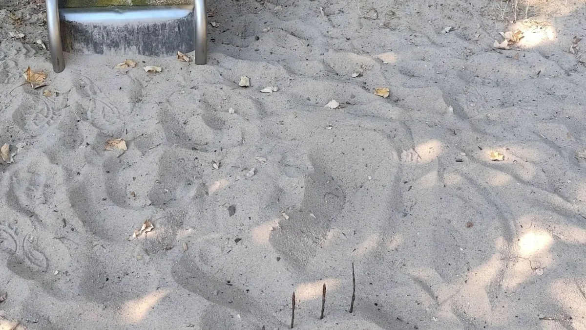 Mit Zinken nach oben: Mistgabel auf Spielplatz vergraben - Polizei ermittelt