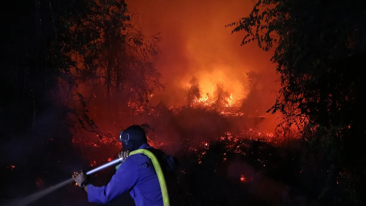 Indonesia intensifies aerial firefighting as wildfire haze spreads to Malaysia