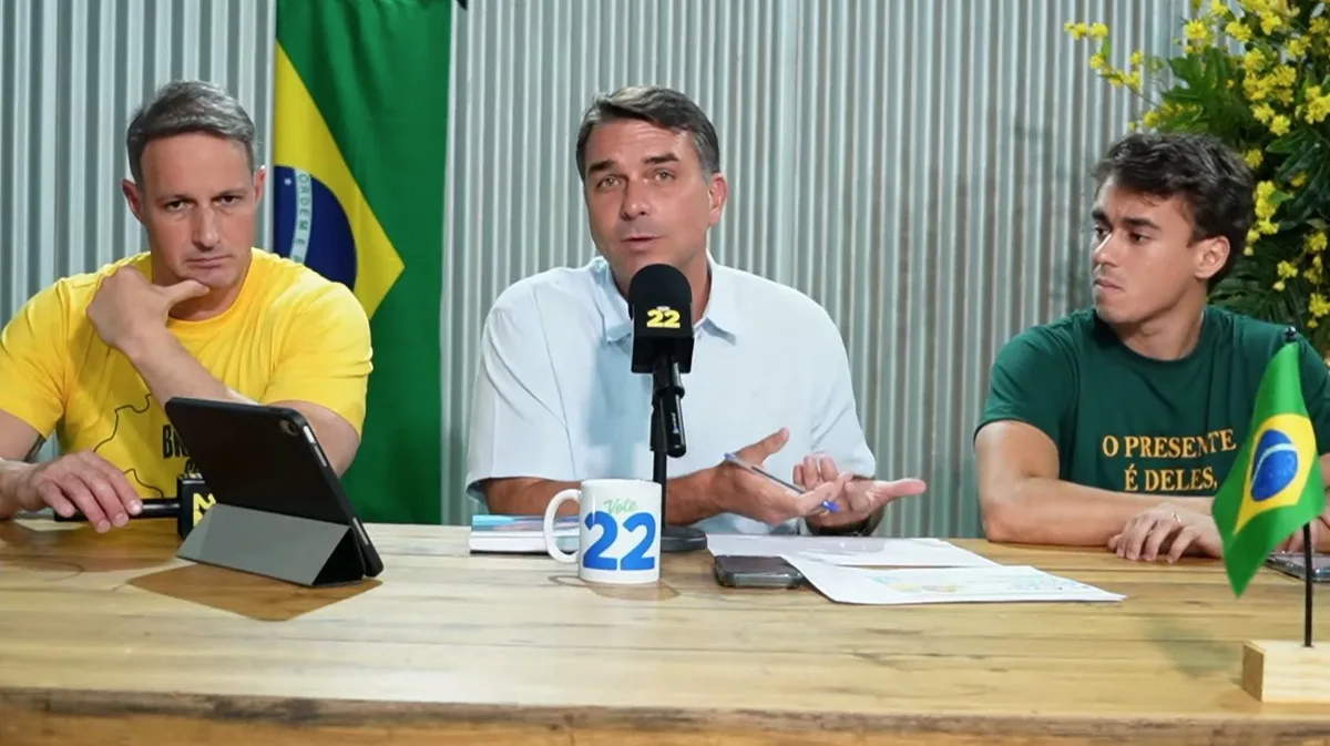 Flávio Bolsonaro comemora pesquisa Datafolha e promete pena de 8 anos para quem rouba celular