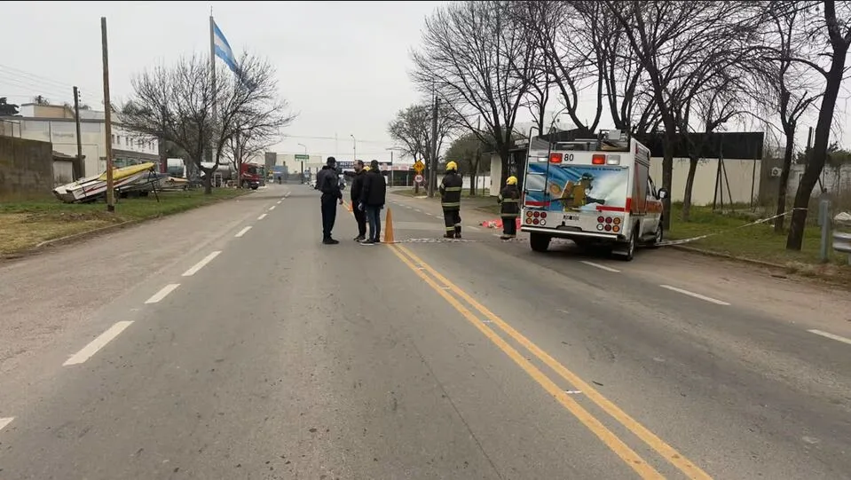 Tres adolescentes regresaban de un local bailable y fueron atropellados por un auto: murió una chica de 17 años