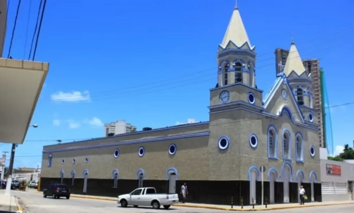 Laudo aponta problemas na estrutura de igreja histórica em Natal; STTU testa interdição de via