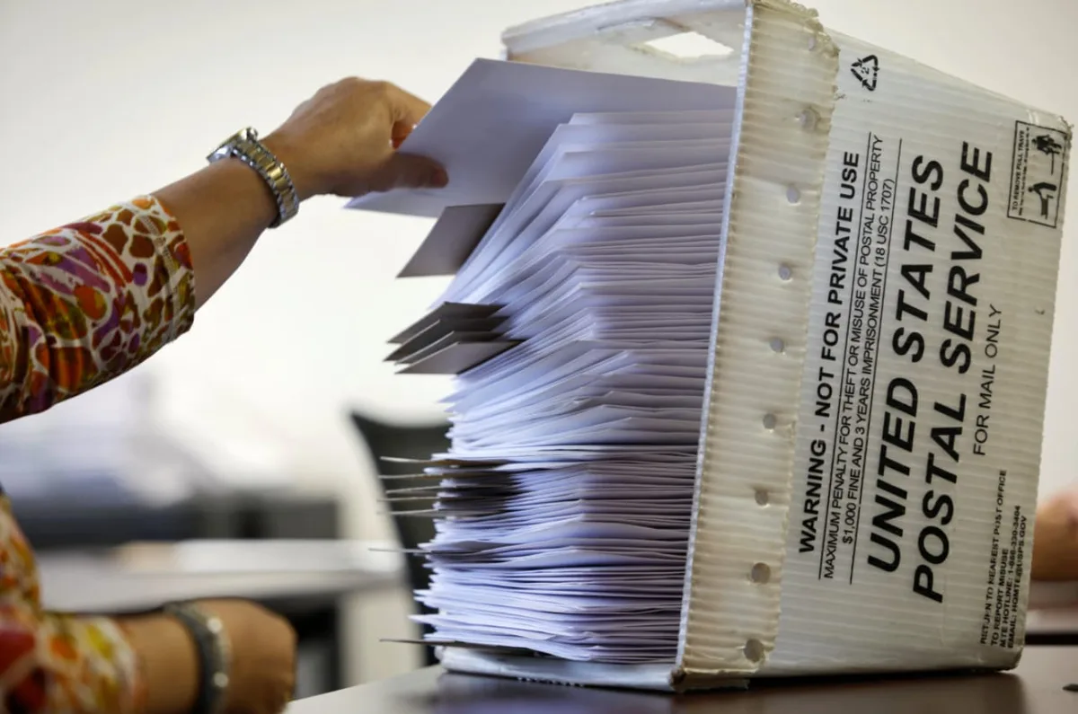 Un estudio reveló que cada vez son más las papeletas de voto por correo en California que se rechazan fuera de plazo