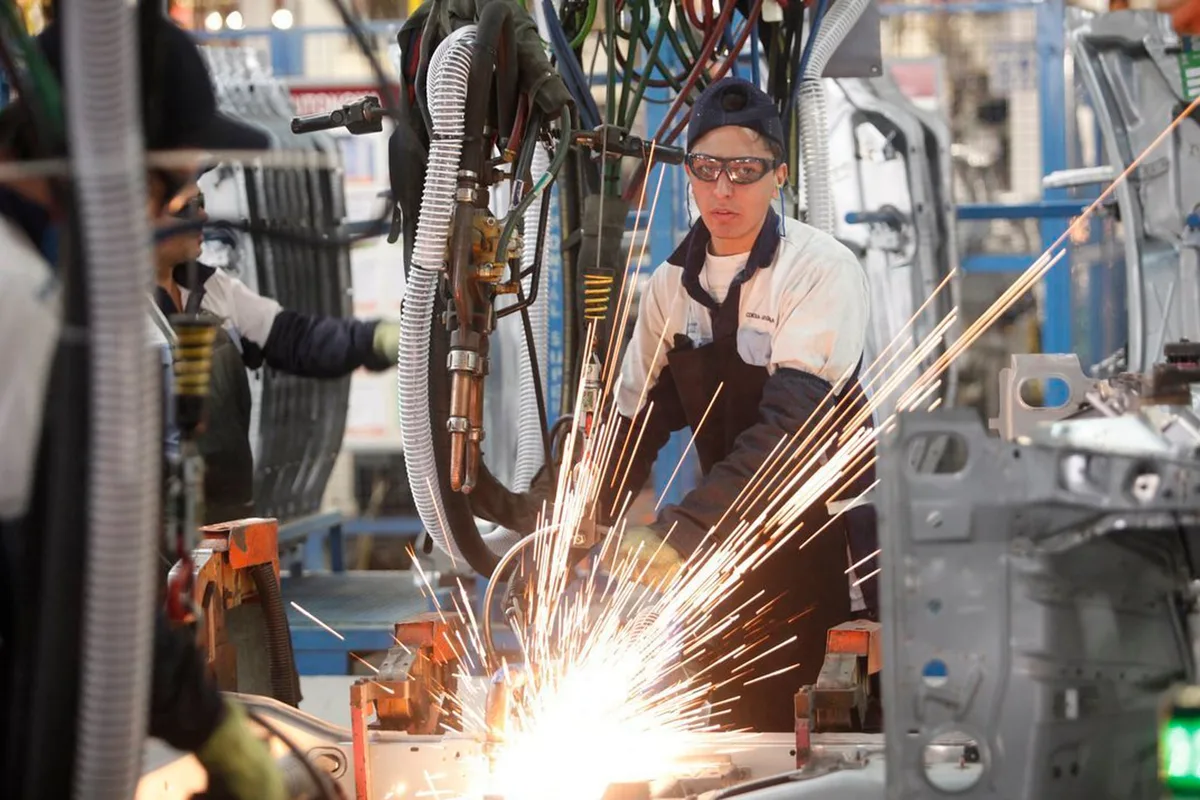 En junio, la economía creció 0,8% mensual y 2,7% interanual