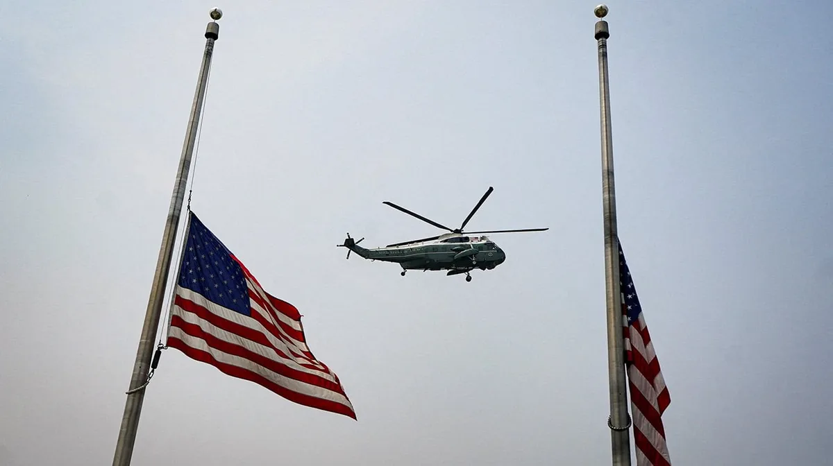 Trump ordenó que las banderas de EE.UU. permanezcan a media asta durante una semana por la muerte de Dolly Parton