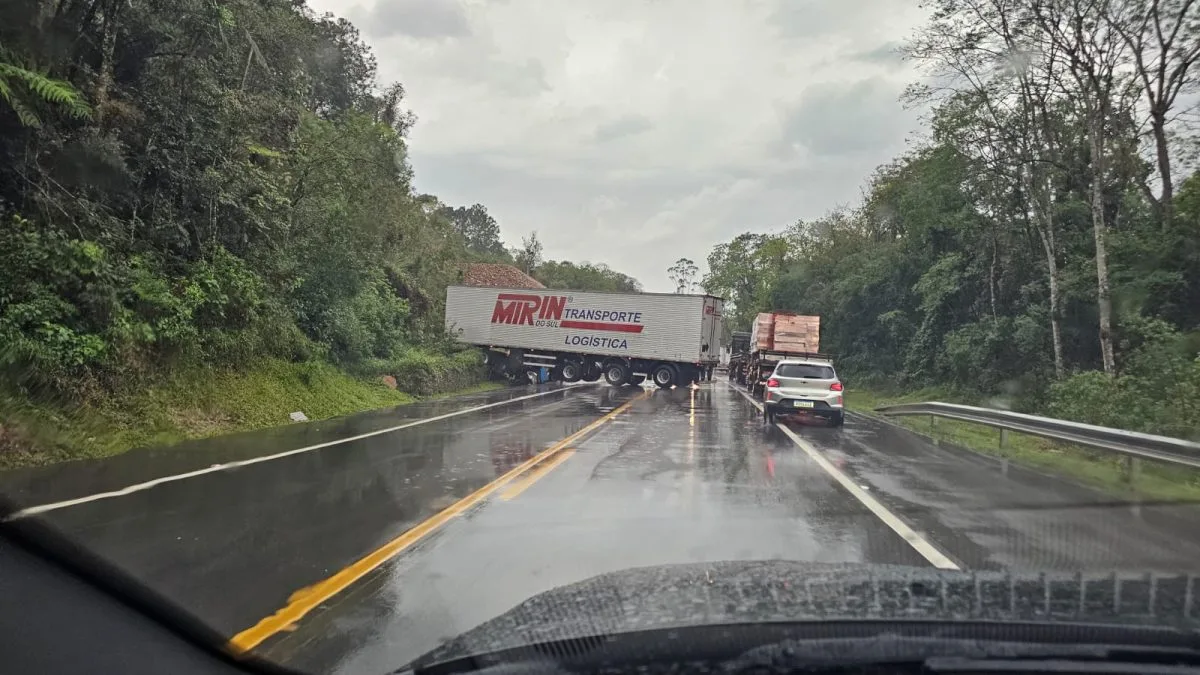 Três pessoas ficam feridas em acidente com caminhão que interditou BR-470 em SC