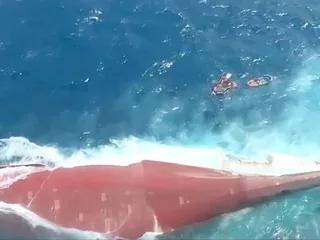 Le naufrage d’un ferry en Indonésie fait six morts, les recherches reprennent pour retrouver 129 personnes disparues