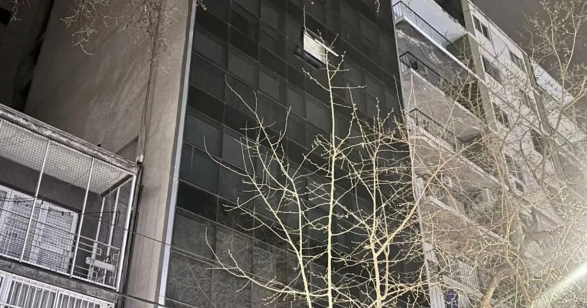 Una mujer murió tras caer de un quinto piso en pleno centro de Mendoza: detuvieron a su pareja