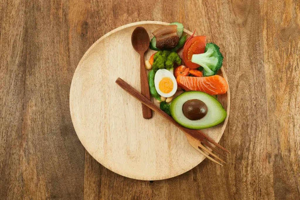 Comer tarde da noite faz mal? Entenda como o horário das refeições pode influenciar glicemia e peso