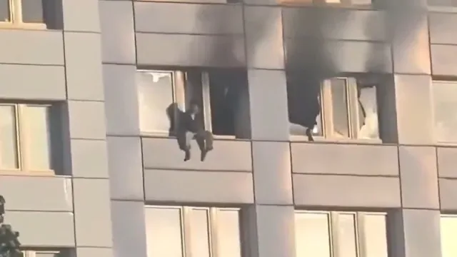 Mulher presa em parapeito de janela no 11.º andar após incêndio. Há vídeo