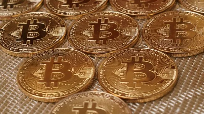 Стоимость биткоина превысила 77 тысяч долларов впервые с 26 мая