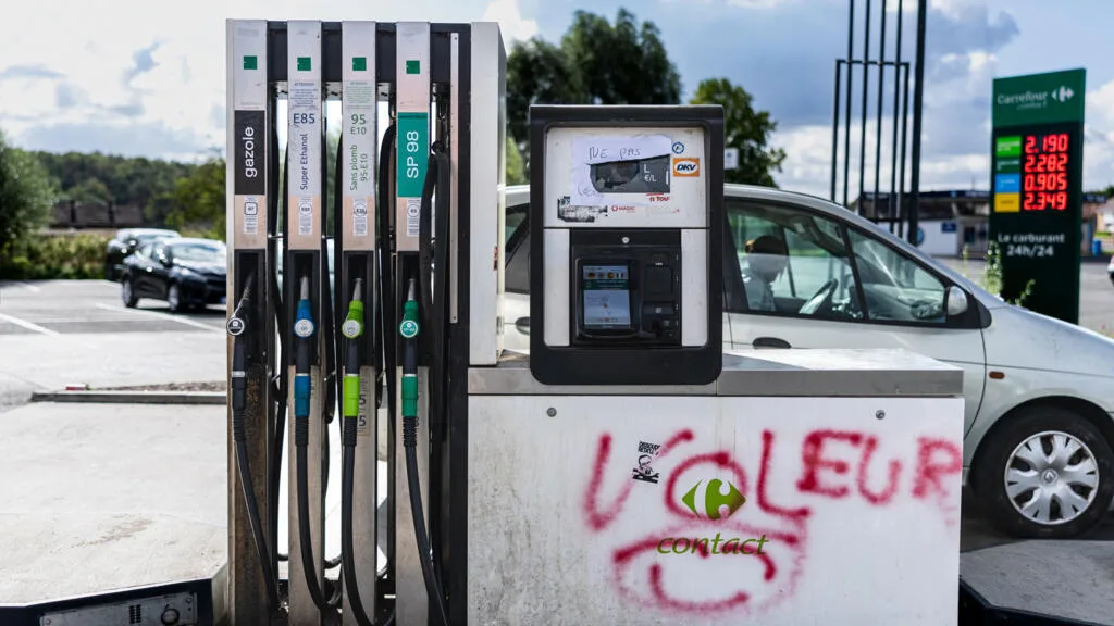 Prix des carburants : Macron au four et Lecornu au moulin face à la grogne sociale