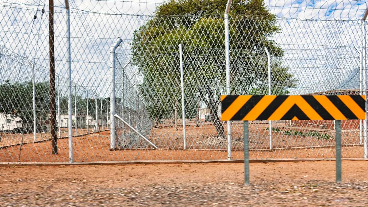 Nova Lei dos Estrangeiros. Governo está a construir prisões destinadas à população imigrante para “albergar aumento de detidos”?