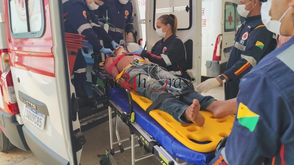Motociclista cai, fratura cabeça e vai parar no PS em estado grave