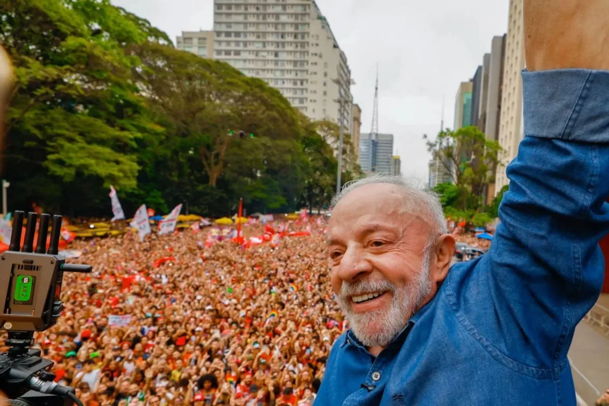 TSE manda Flávio e apoiadores excluírem vídeos falsos de uso de drogas em ato pró-Lula