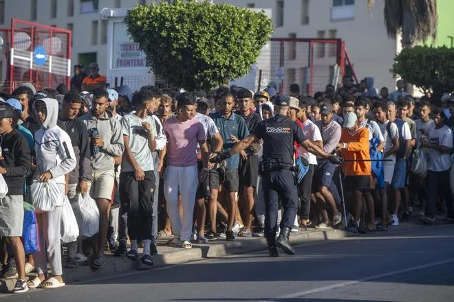 El Gobierno cifra el goteo de salidas voluntarias de migrantes en Ceuta en cerca de un centenar al día