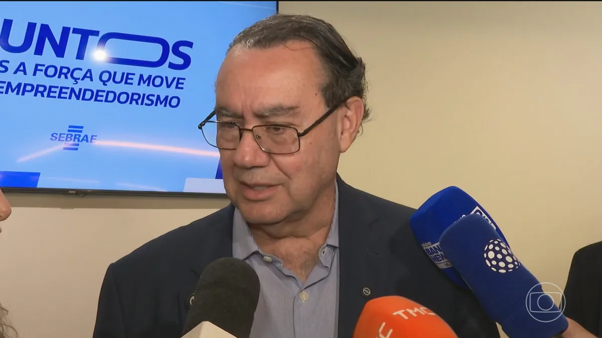 Augusto Cury, candidato do Avante à Presidência, faz campanha em Curitiba