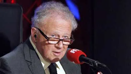 Mort de Philippe Bouvard : Emmanuel Macron salue une "figure libre" qui a "accompagné des générations de Français"
