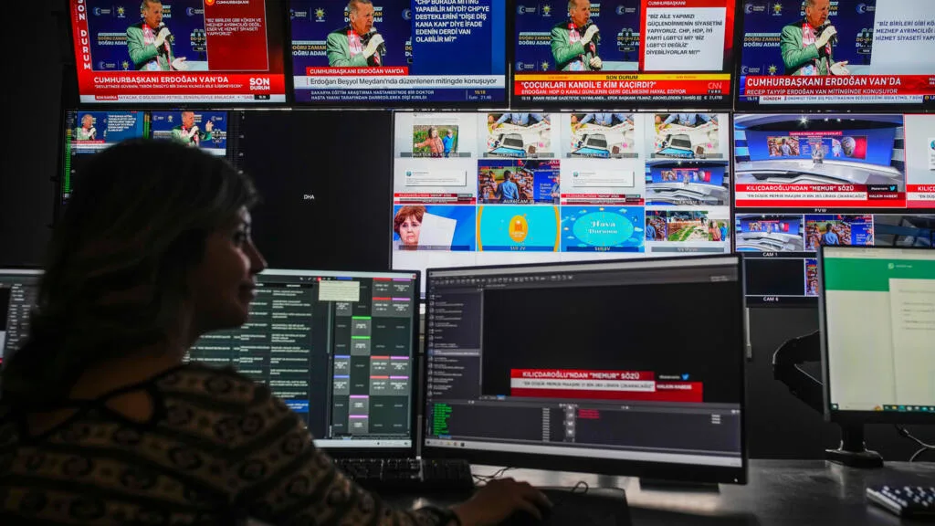 «Le pouvoir se croit tout permis»: l’opposition turque voit dans le cas Halk TV un tournant autoritaire