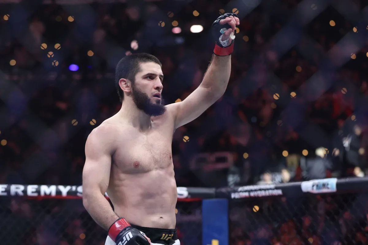 Махачев отреагировал на недовольство Двалишвили из-за флага России на UFC 330