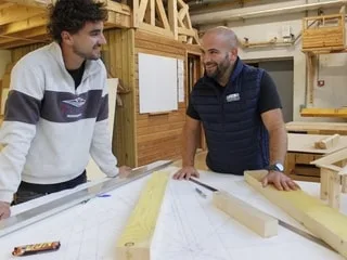 « Il y a beaucoup de jeunes adultes en reconversion » : ce charpentier transmet les gestes et sa passion du métier