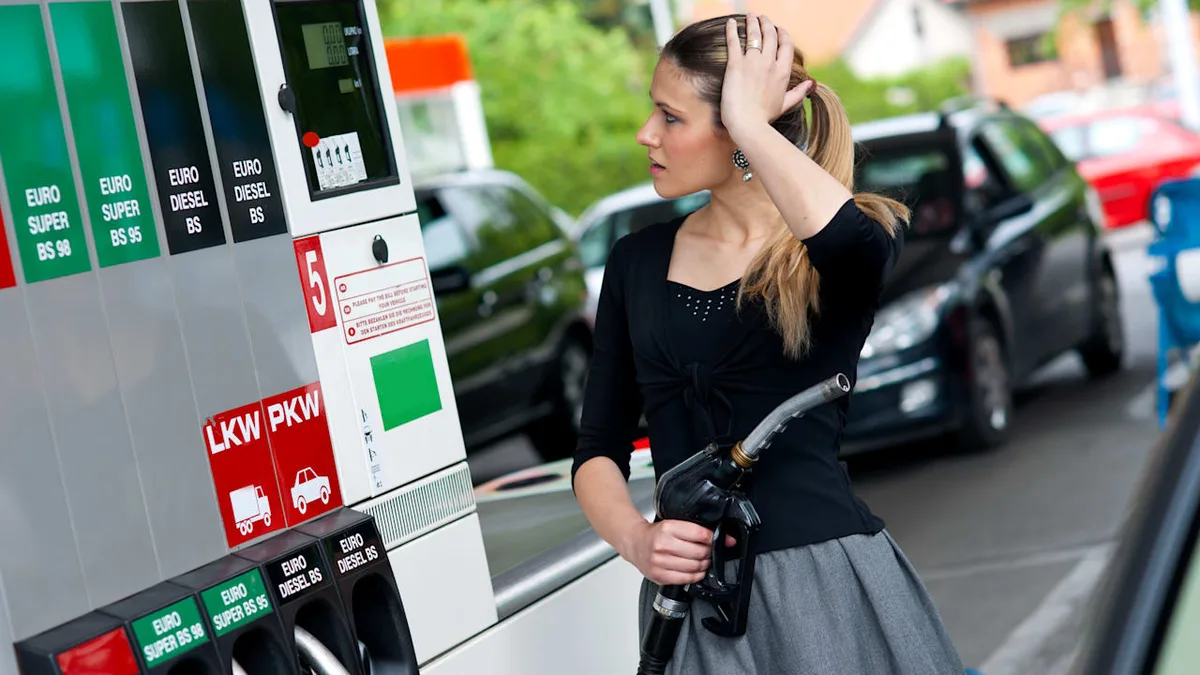 Sprit-Schock für Millionen Pendler - So viel teurer ist jetzt Ihr Weg zur Arbeit