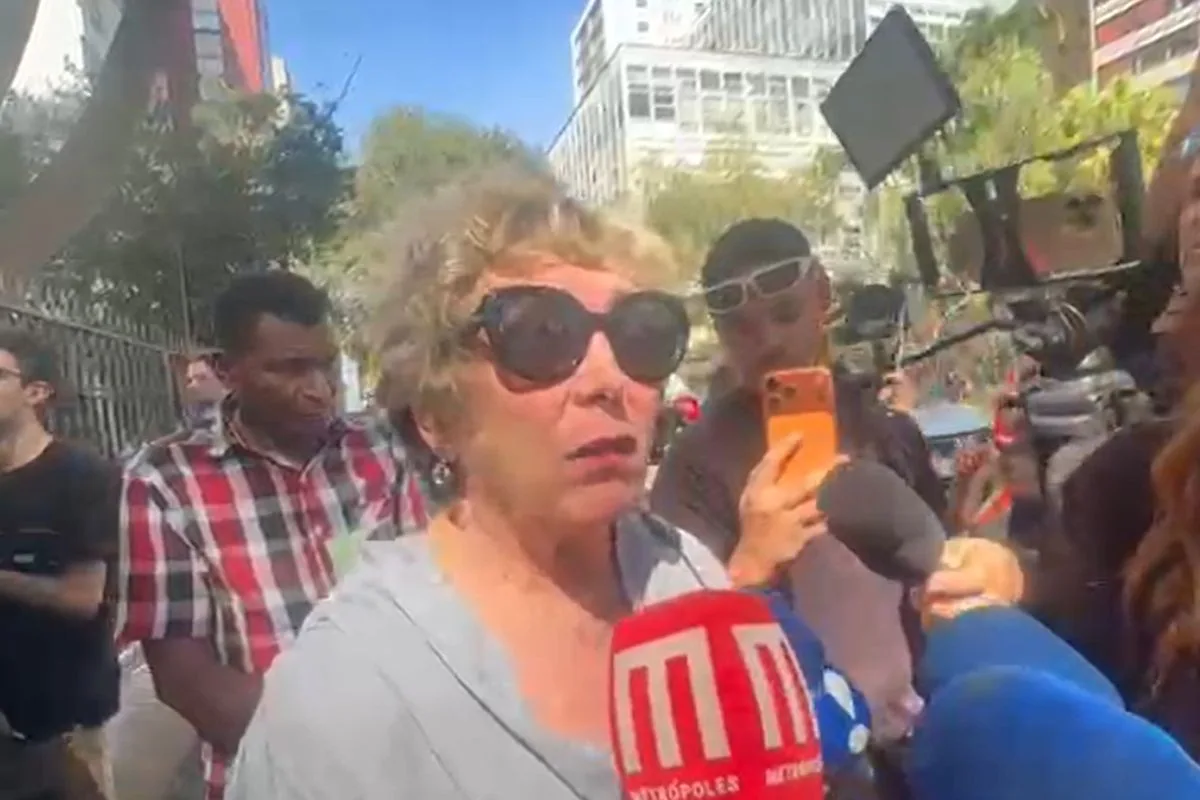 Bárbara Bruno se despede de Laura Cardoso em velório: "Uma gigante"