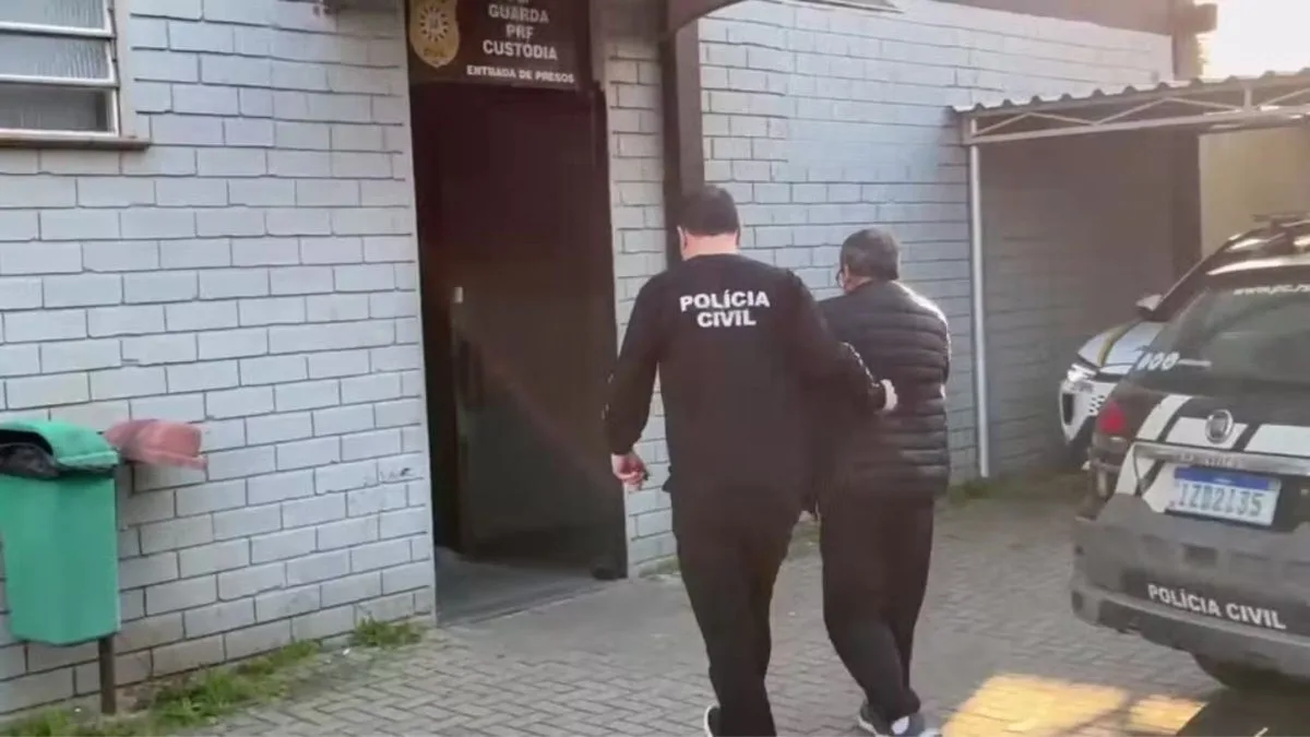 Polícia indicia professor por abuso contra sete crianças; mãe ouviu da escola que filha estaria ‘imaginando coisas’