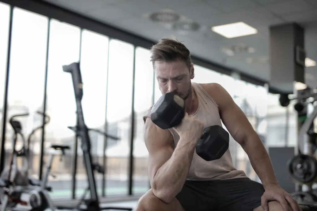 Ni solo cardio ni solo pesas: la ciencia explica por qué alternar fuerza y resistencia es la clave para perder peso